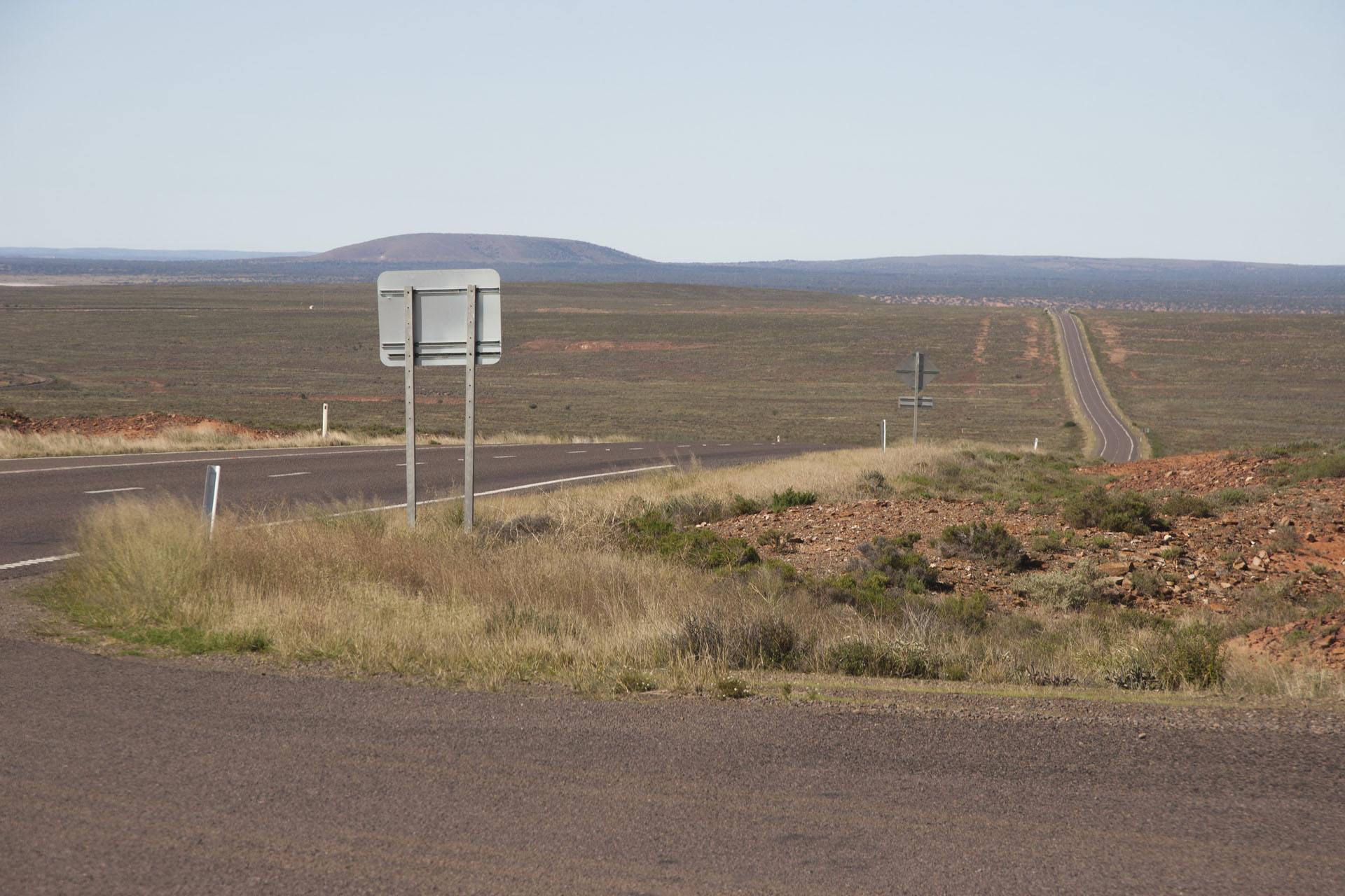 Пустынное шоссе в пустынном пейзаже.