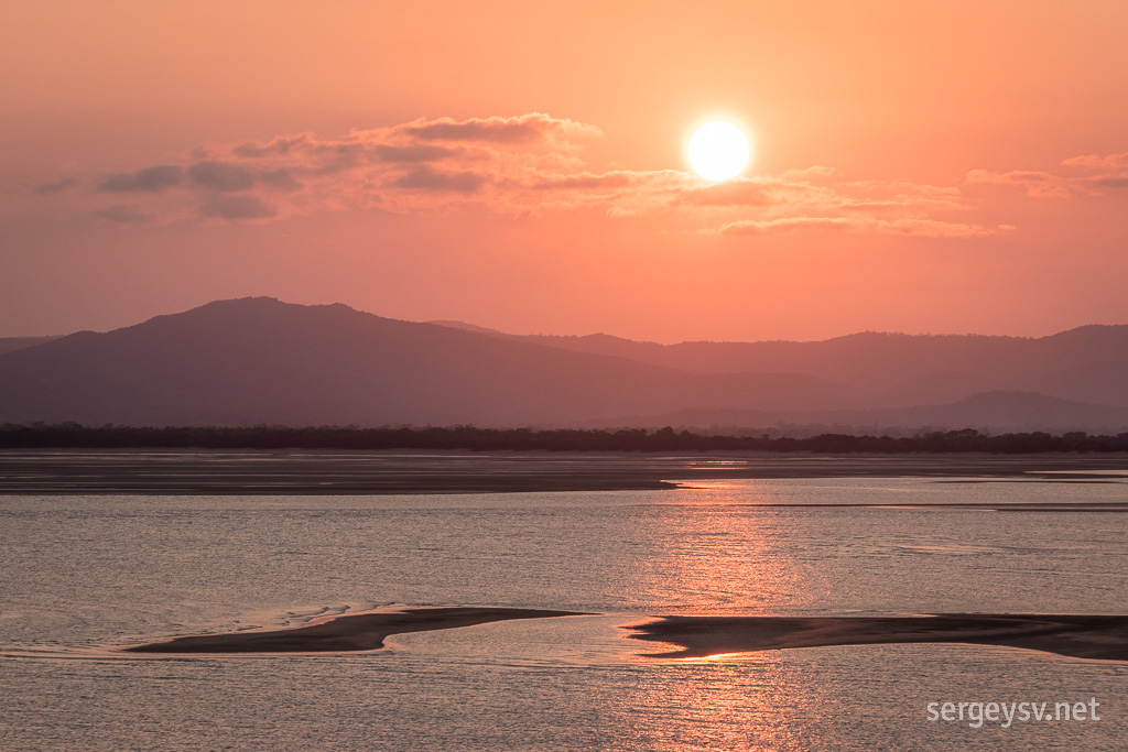 The tide rises, the sun sets, the colours change.