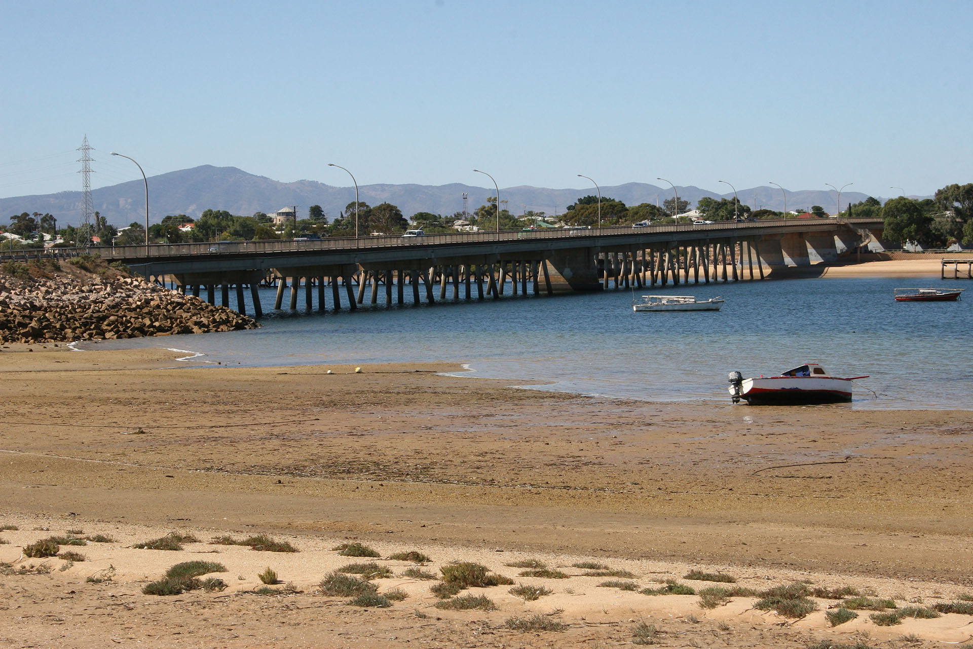Мост через залив в Порт-Огасте. Полуостров Флоро, с оставшейся на нём Аделаидой, уже на той стороне.